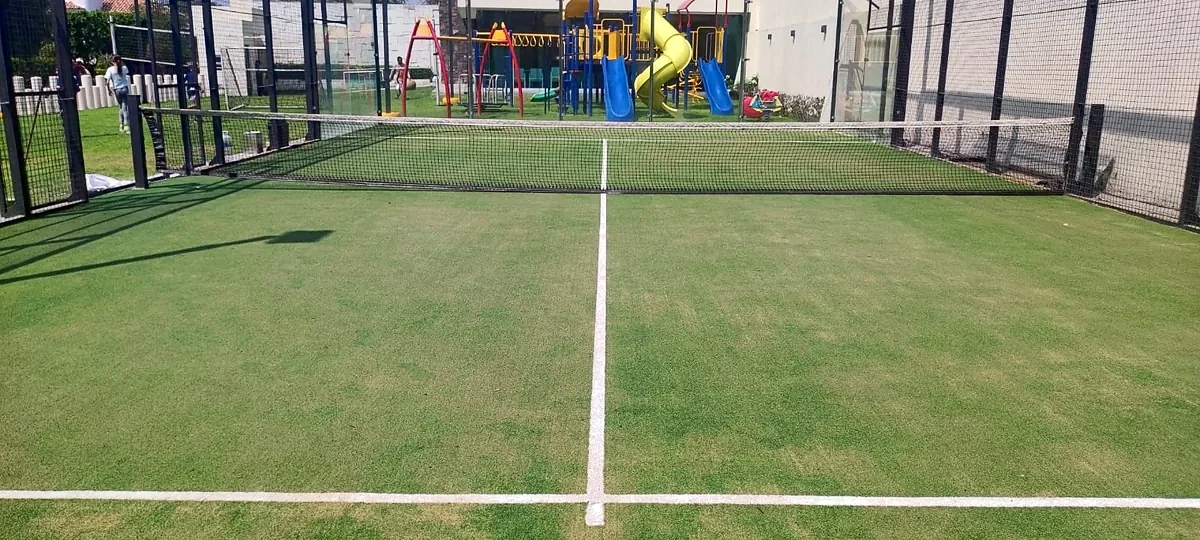 Cancha de pádel con pasto sintético en Casa Club Fraccionamiento Hacienda Viveros, Cocoyoc