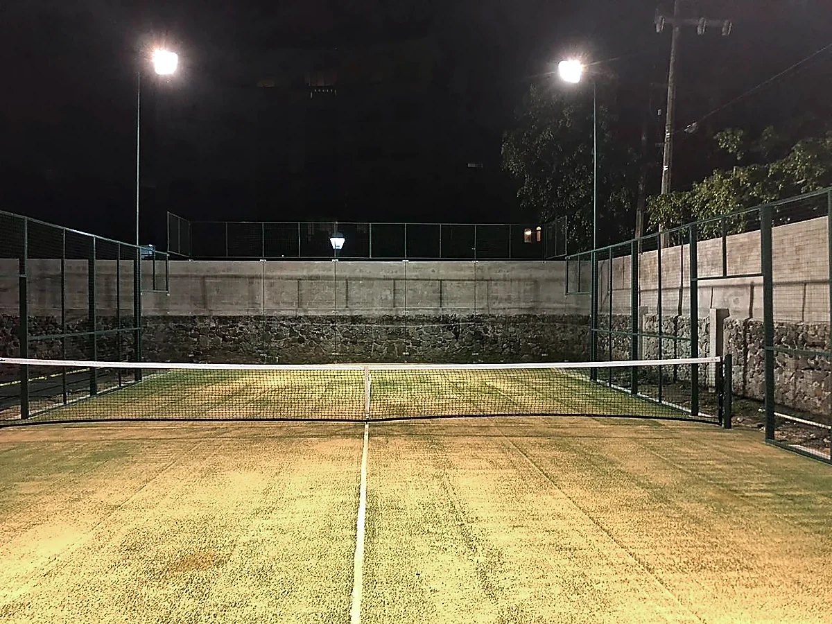 Cancha de pádel con pasto sintético en Cuernavaca, Morelos
