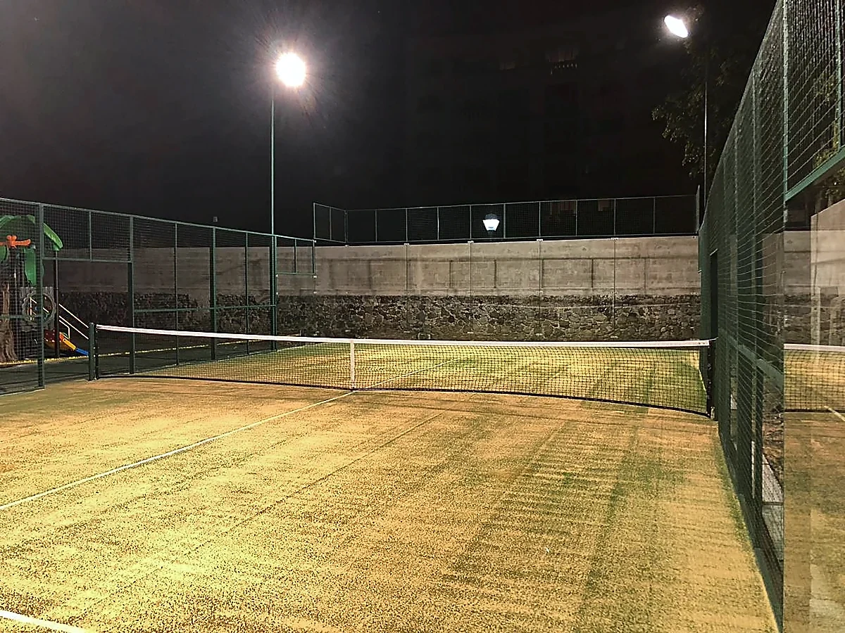 Cancha de pádel con pasto sintético en Cuernavaca, Morelos: la cancha desde otro ángulo