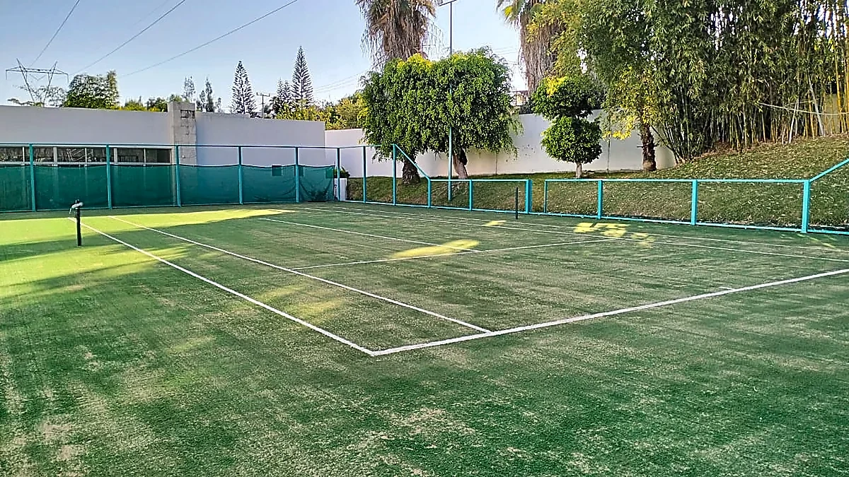 Cancha de tenis con pasto sintético en Paraíso Country Club, Cuernavaca