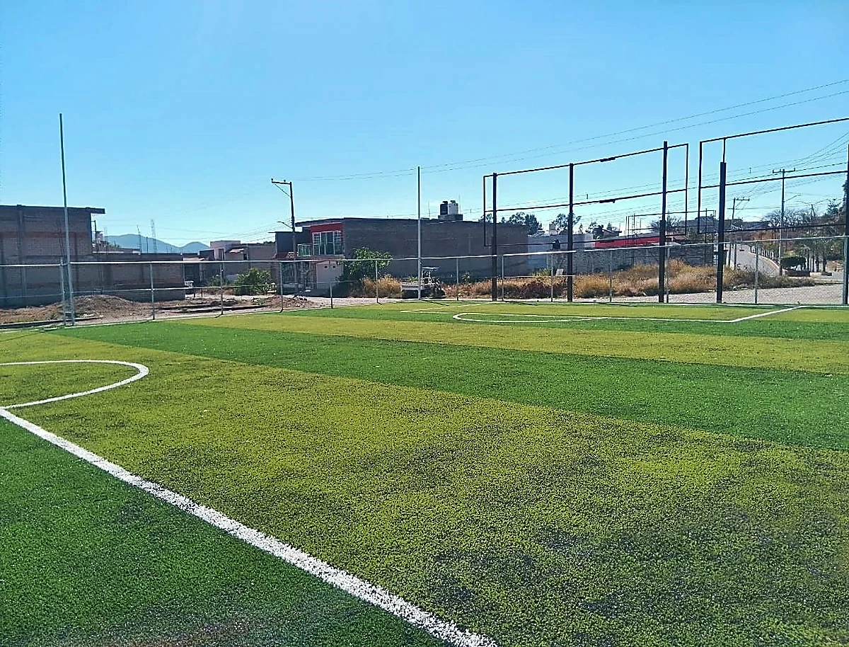 Cancha de fútbol 5 con pasto sintético en Cancha la Uno de Nayarit, Tepic, Nayarit: la cancha desde la línea lateral