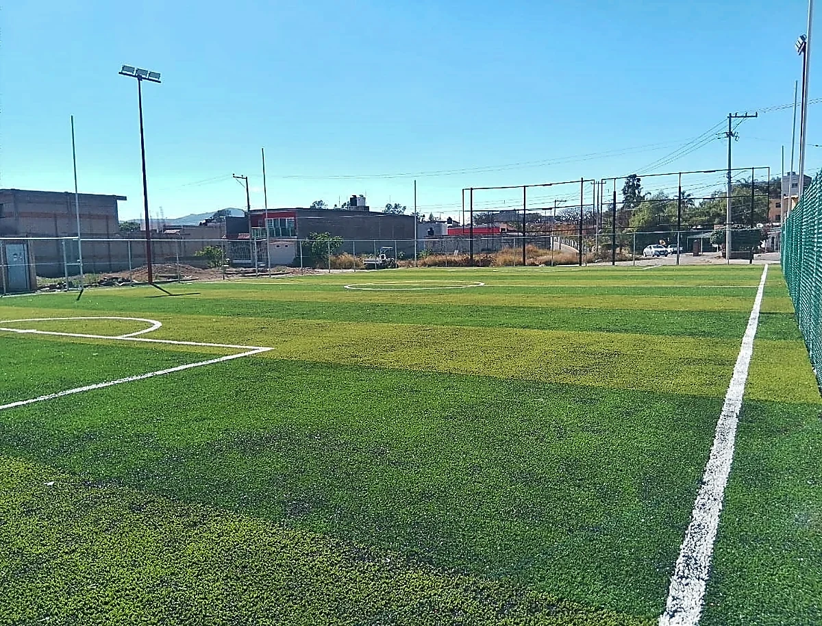 Cancha de fútbol 5 con pasto sintético en Cancha la Uno de Nayarit, Tepic, Nayarit: pasto sintético deportivo recién cepillado