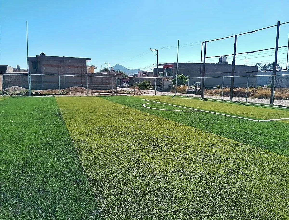 Cancha de fútbol 5 con pasto sintético en Cancha la Uno de Nayarit, Tepic, Nayarit: la cancha desdel fondo