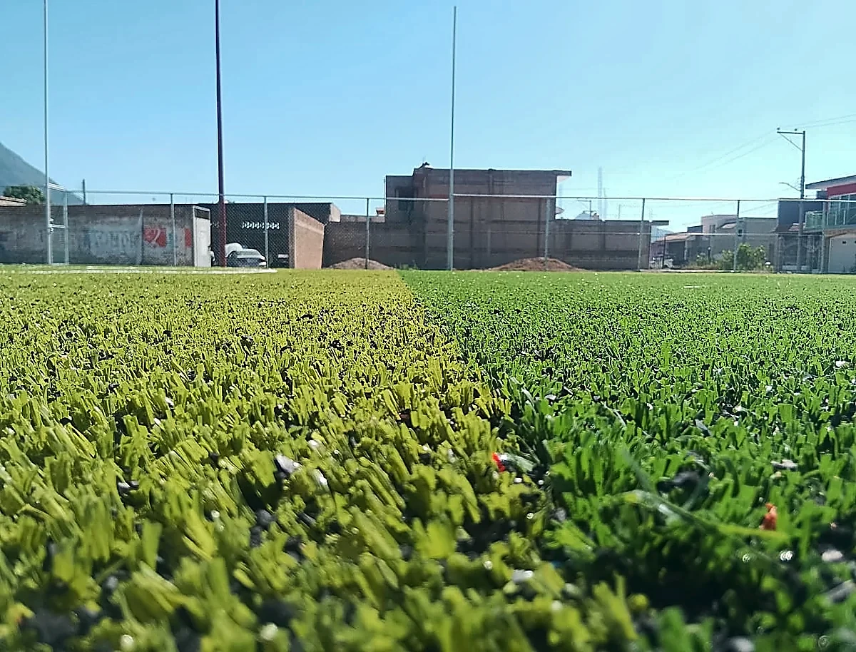 Detalle del pasto sintético de la cancha de fútbol 5 en Tepic, Nayarit