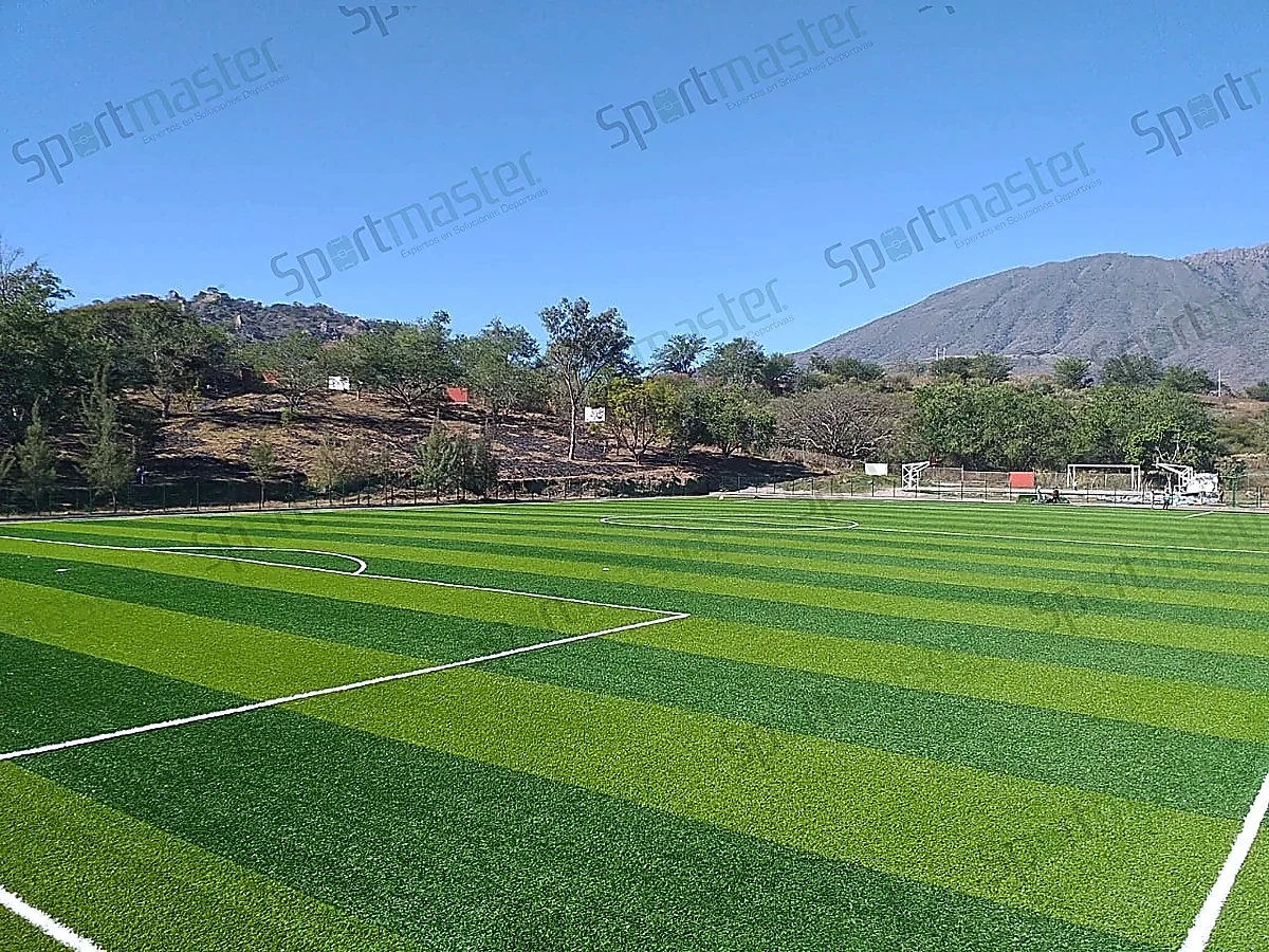 Cancha de fútbol soccer con pasto sintético en Jala, Nayarit: la cancha desde la línea lateral