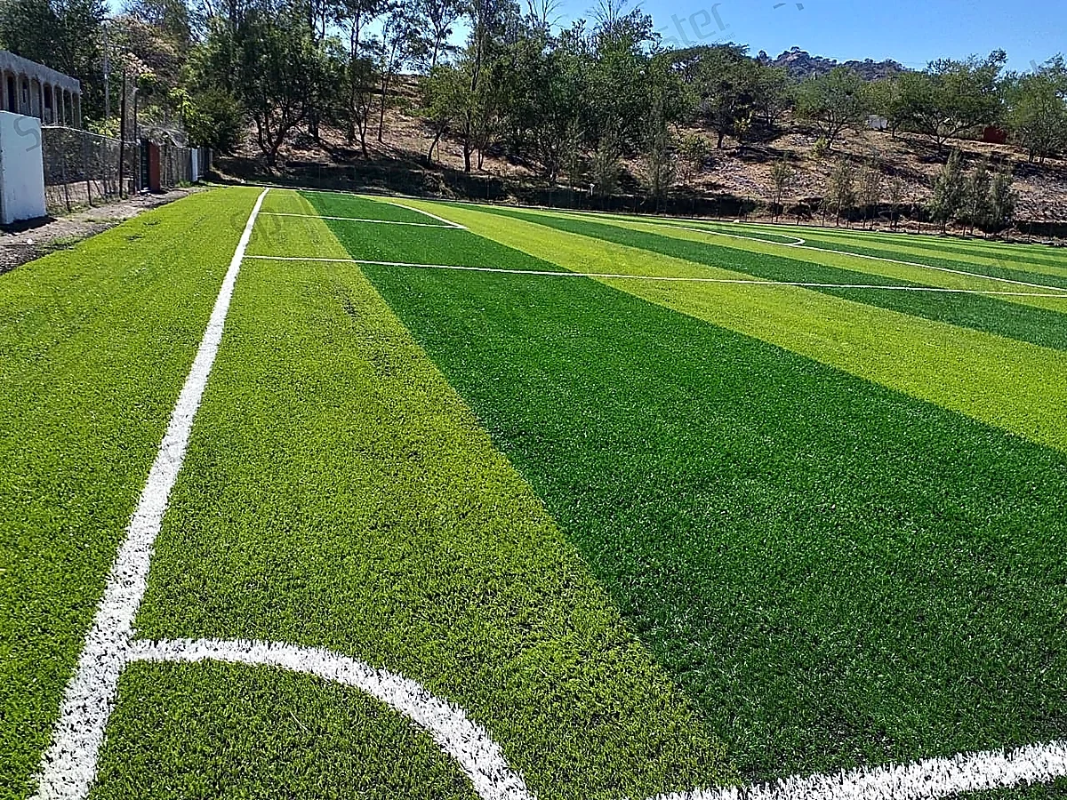 Cancha de fútbol soccer con pasto sintético en Jala, Nayarit: pasto sintético deportivo recién cepillado