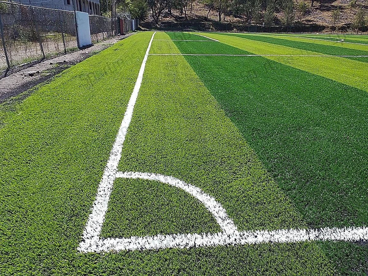 Cancha de fútbol soccer con pasto sintético en Jala, Nayarit: vista de la cancha y su entorno