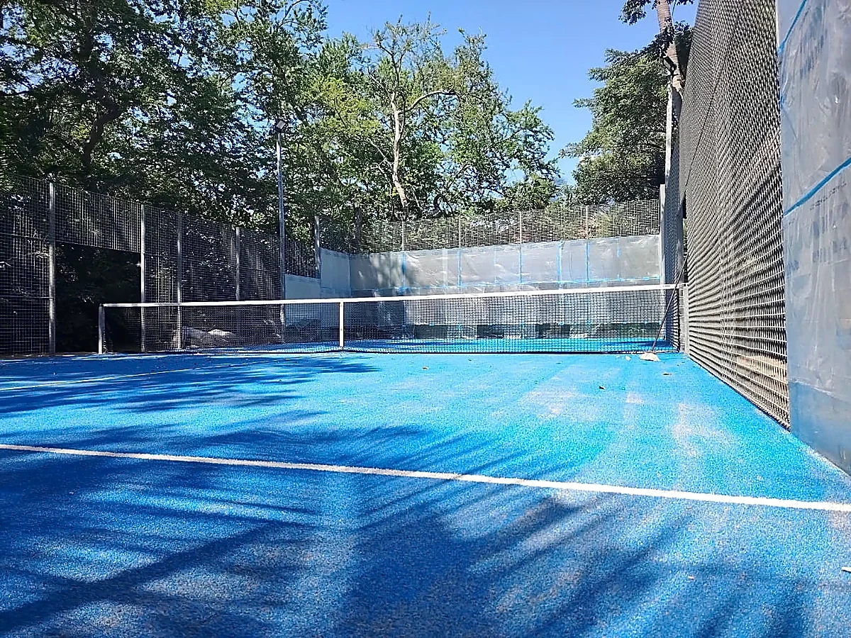 Detalle del pasto sintético de la cancha de pádel en La Peñita de Jaltemba, Nayarit