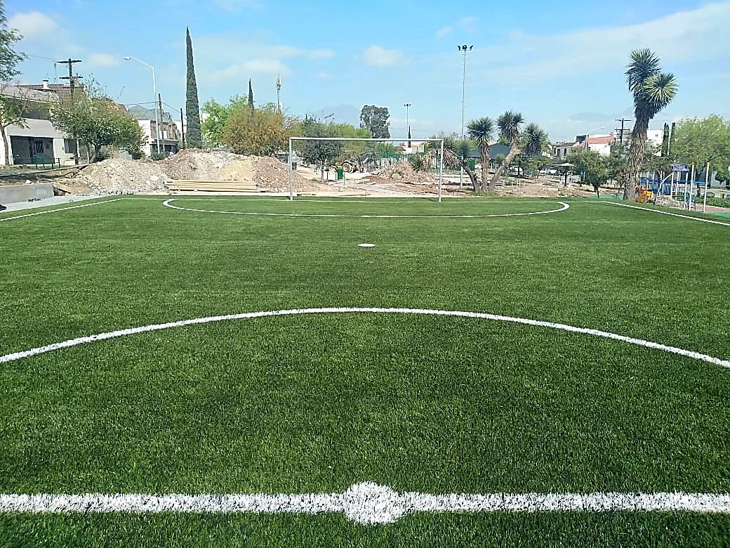 Detalle del pasto sintético de la cancha de fútbol 5 en Monterrey, Nuevo León