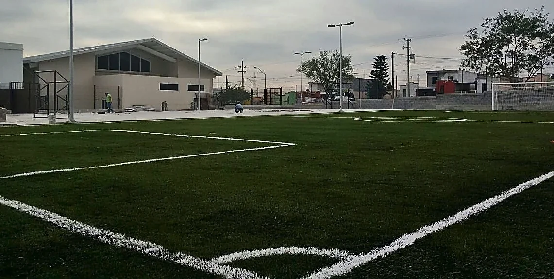 Cancha de fútbol 5 con pasto sintético en Juárez, Nuevo León: líneas insertadas en el pasto sintético