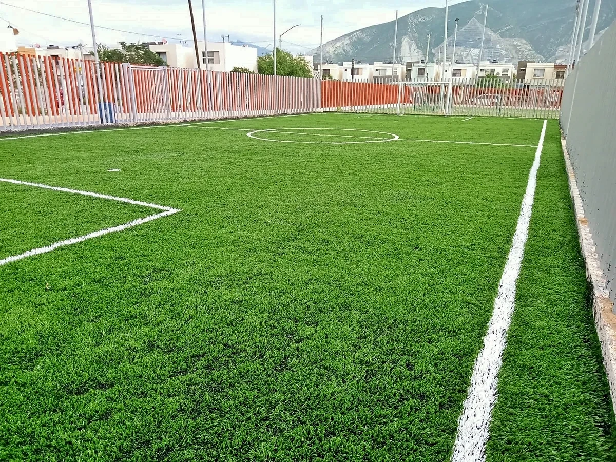 Detalle del pasto sintético de la cancha de fútbol 5 en Santa Catarina, Nuevo León