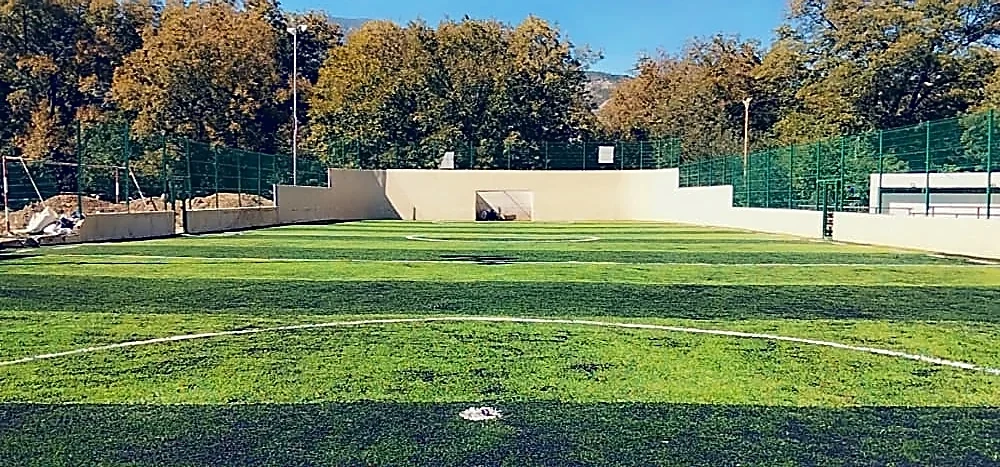 Cancha de fútbol 5 con pasto sintético en Unidad Deportiva Zaragoza, Nuevo León: líneas insertadas en el pasto sintético