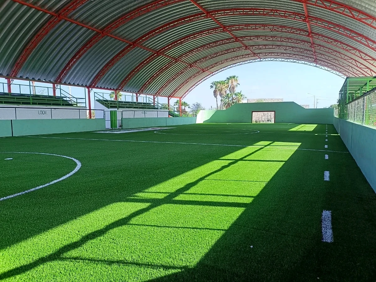 Cancha de fútbol 7 con pasto sintético en Anáhuac, Nuevo León: la cancha desde la línea lateral