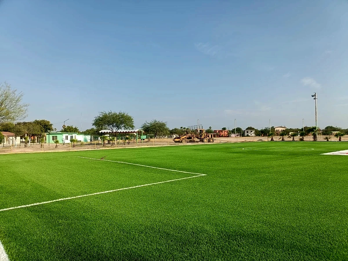 Detalle del pasto sintético de la cancha de fútbol 7 en Anáhuac, Nuevo León