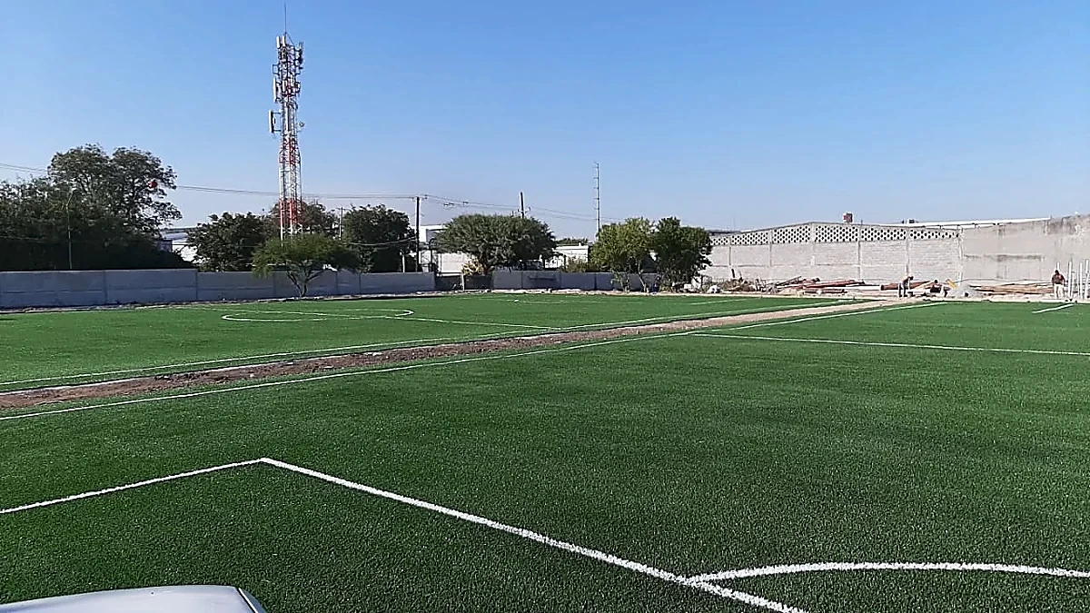 Detalle del pasto sintético de la cancha de fútbol 7 en Guadalupe, Nuevo León