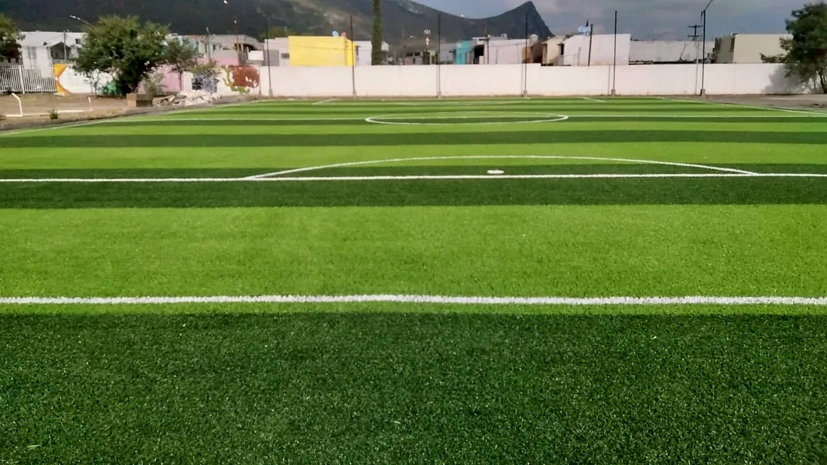 Cancha de fútbol 7 con pasto sintético en CBTIS 258, Escobedo, Nuevo León: otra vista de la cancha de fútbol 7