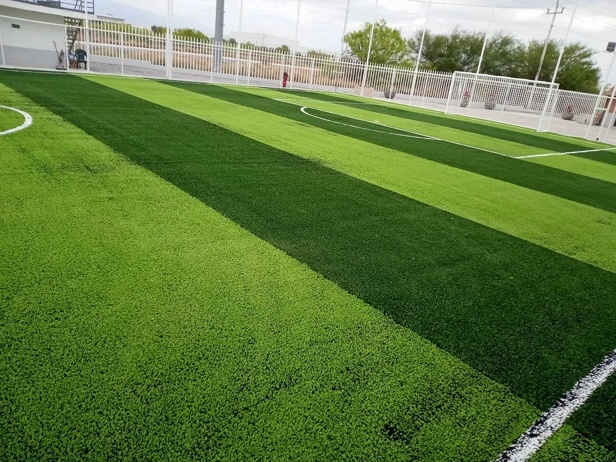 Cancha de fútbol 7 con pasto sintético en Ciénega de Flores, Nuevo León: líneas de juego insertadas en el mismo pasto