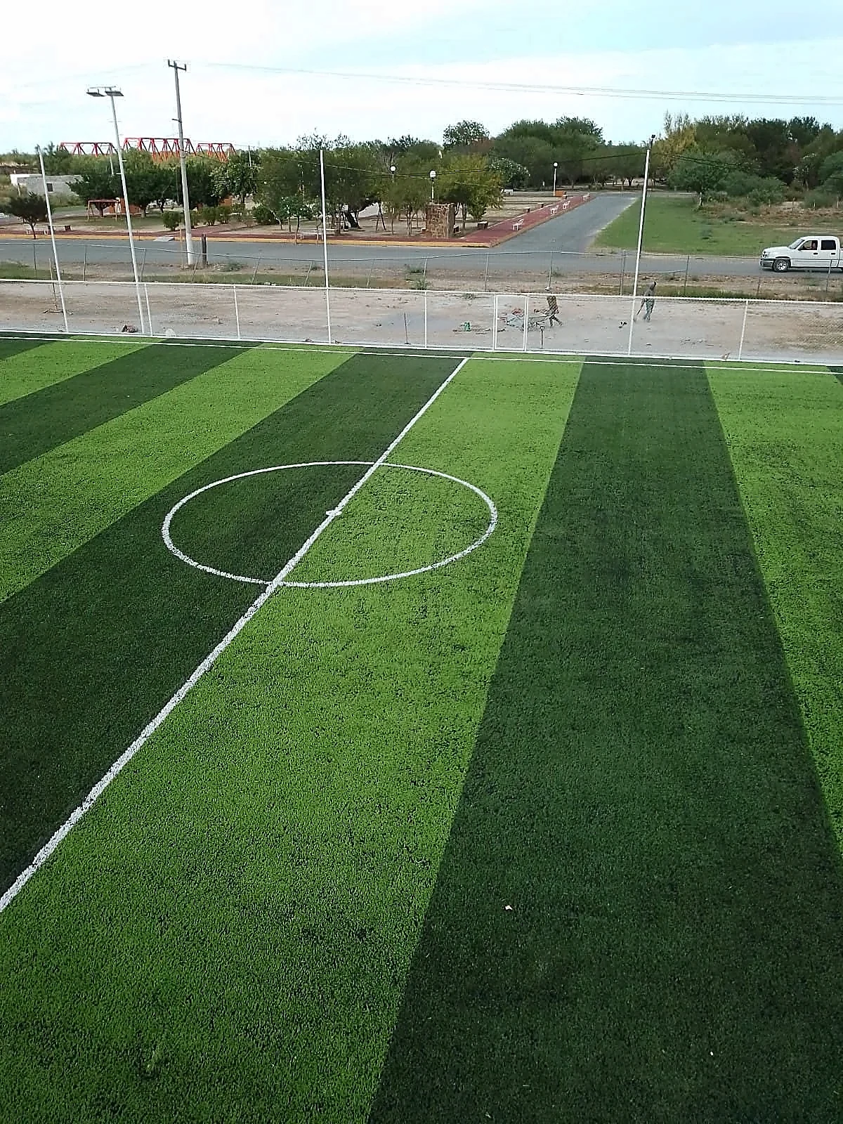 Cancha de fútbol 7 con pasto sintético en Los Aldama, Nuevo León: líneas de juego insertadas en el mismo pasto