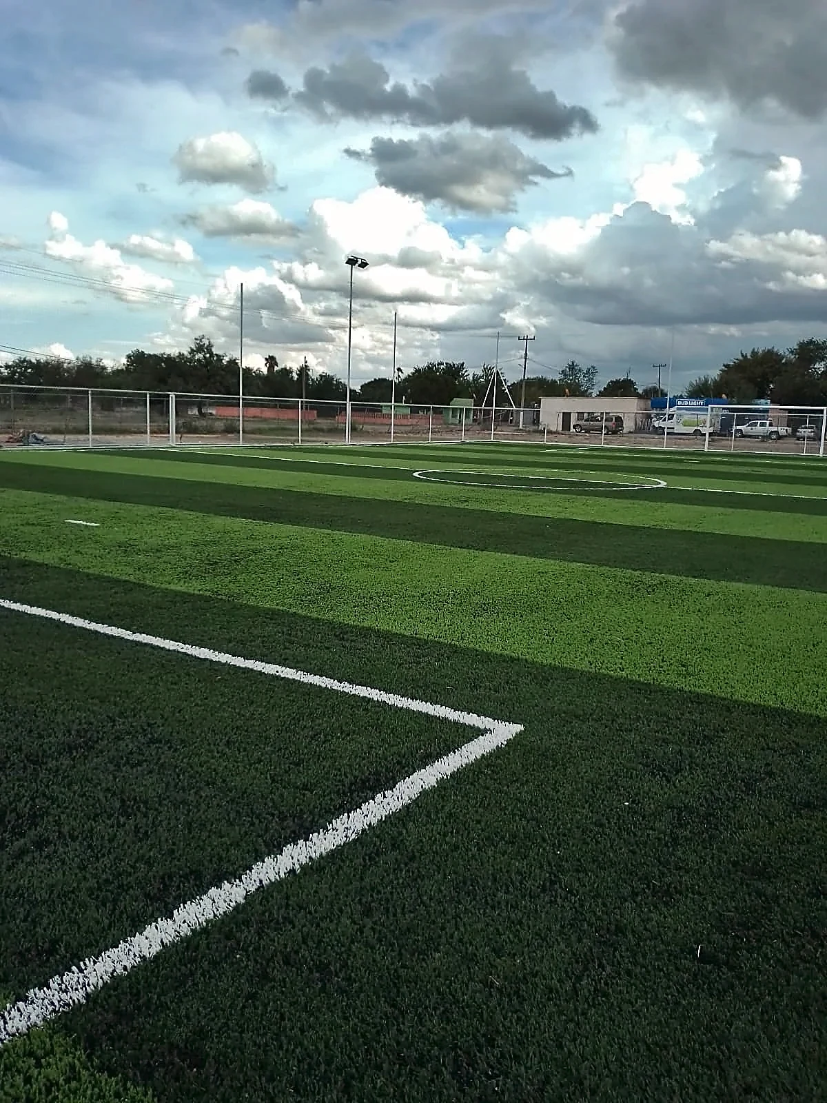 Cancha de fútbol 7 con pasto sintético en Los Aldama, Nuevo León: pasto sintético deportivo recién cepillado