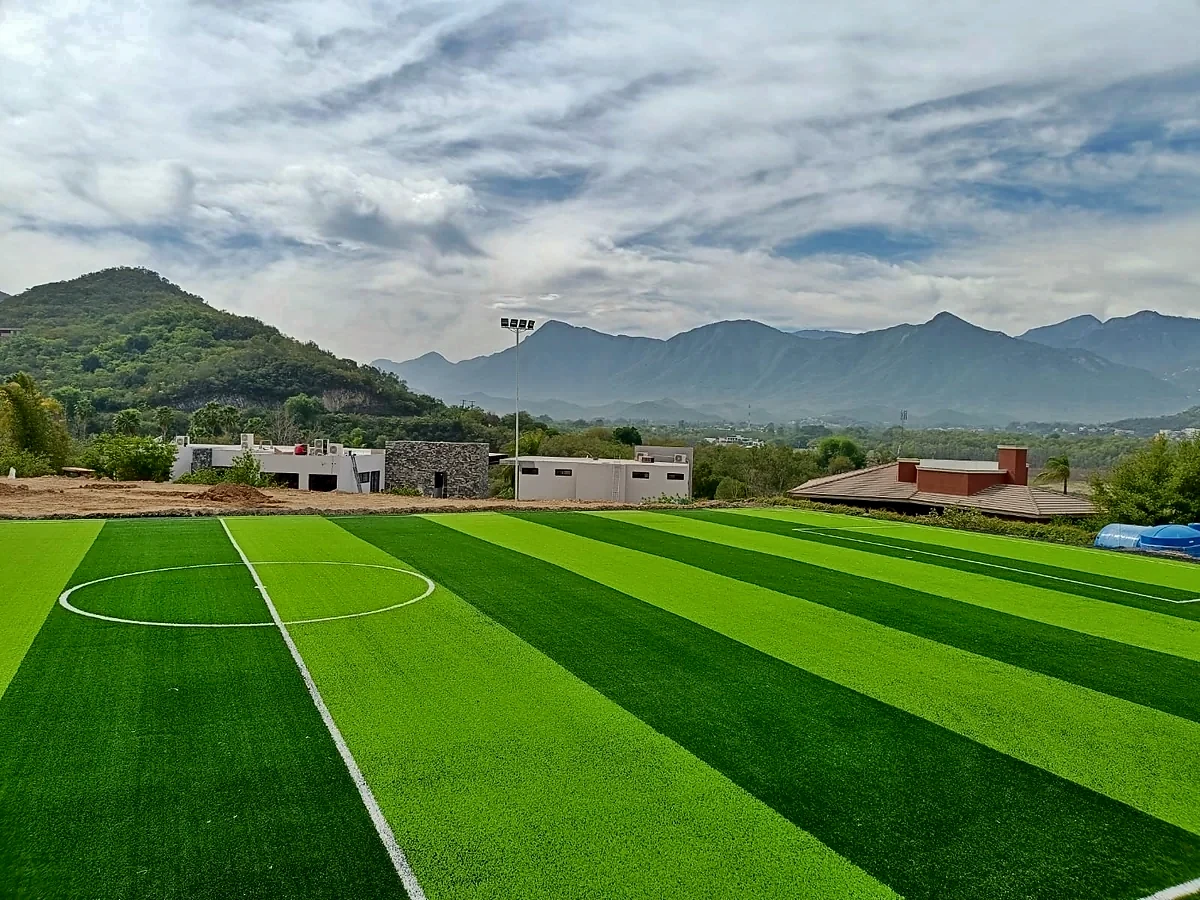 Cancha de fútbol 7 con pasto sintético en Santiago, Nuevo León
