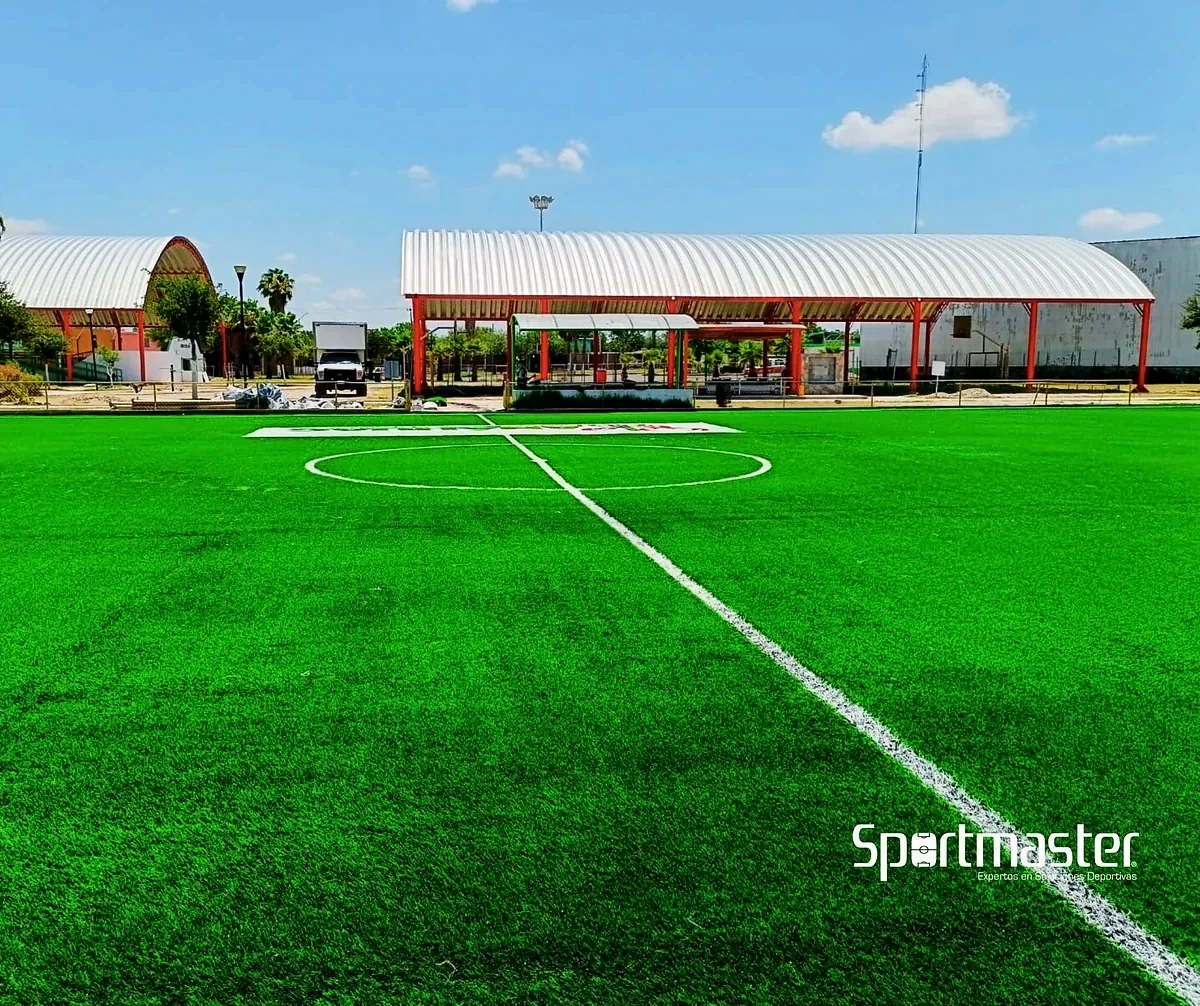 Cancha de fútbol 7 con pasto sintético en Unidad Deportiva Francisco Z. Urteaga, Anáhuac, Nuevo León: la cancha desde la línea lateral