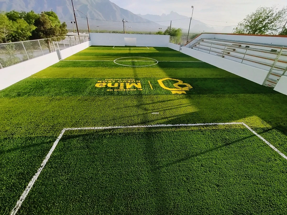 Cancha de fútbol rápido con pasto sintético en Mina, Nuevo León: otra vista de la cancha