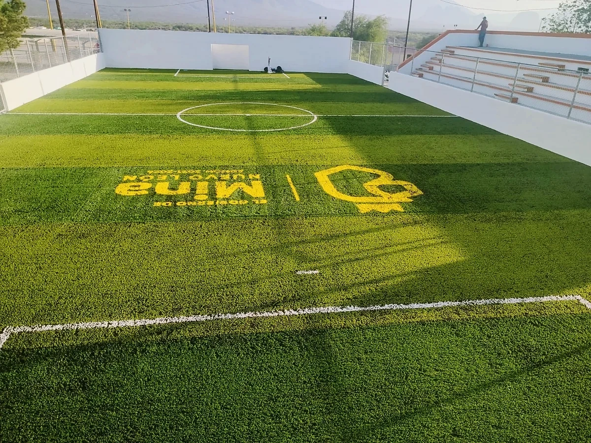 Detalle del pasto sintético de la cancha de fútbol rápido en Mina, Nuevo León