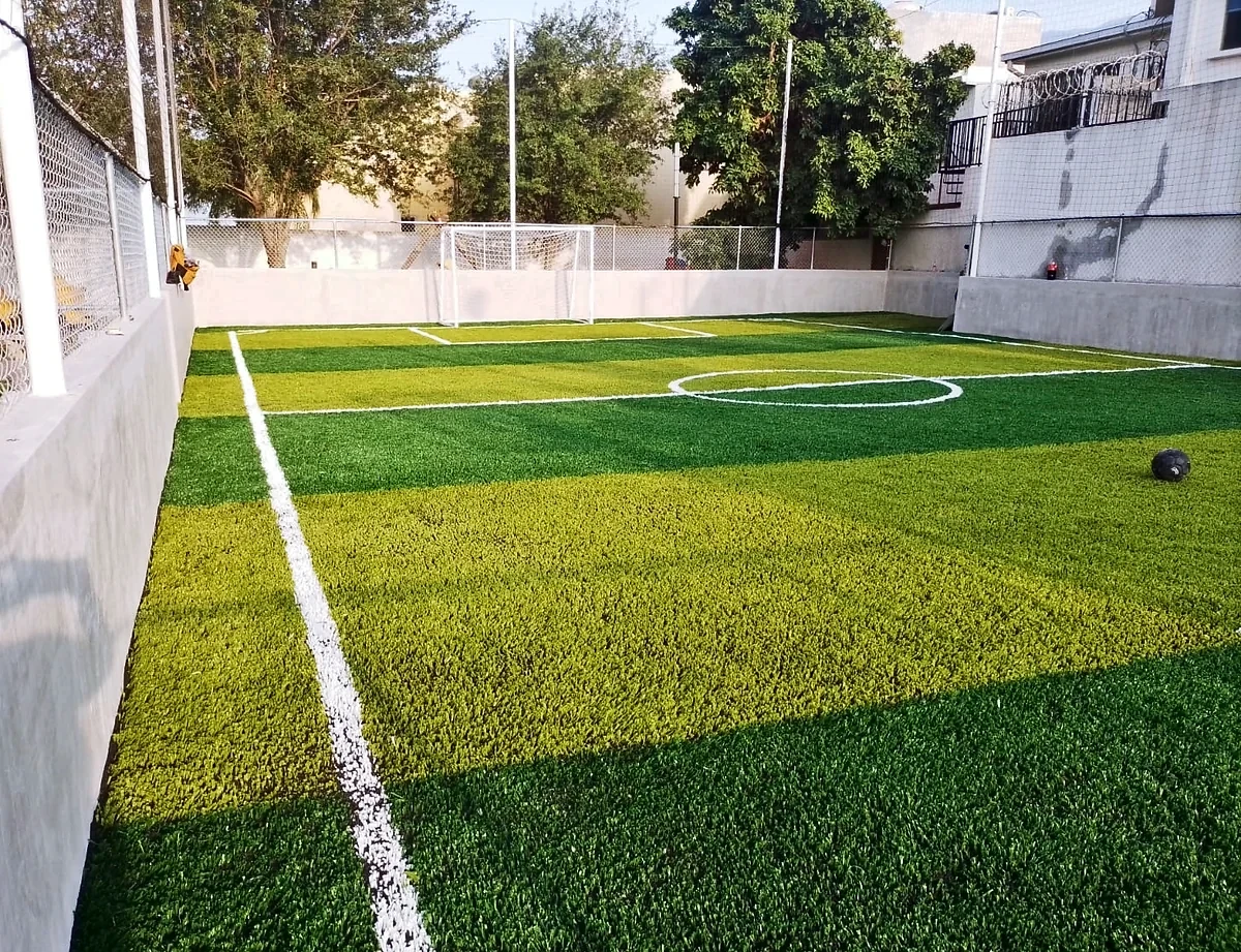 Cancha de fútbol rápido con pasto sintético en Santa Catarina, Nuevo León: líneas de juego insertadas en el pasto