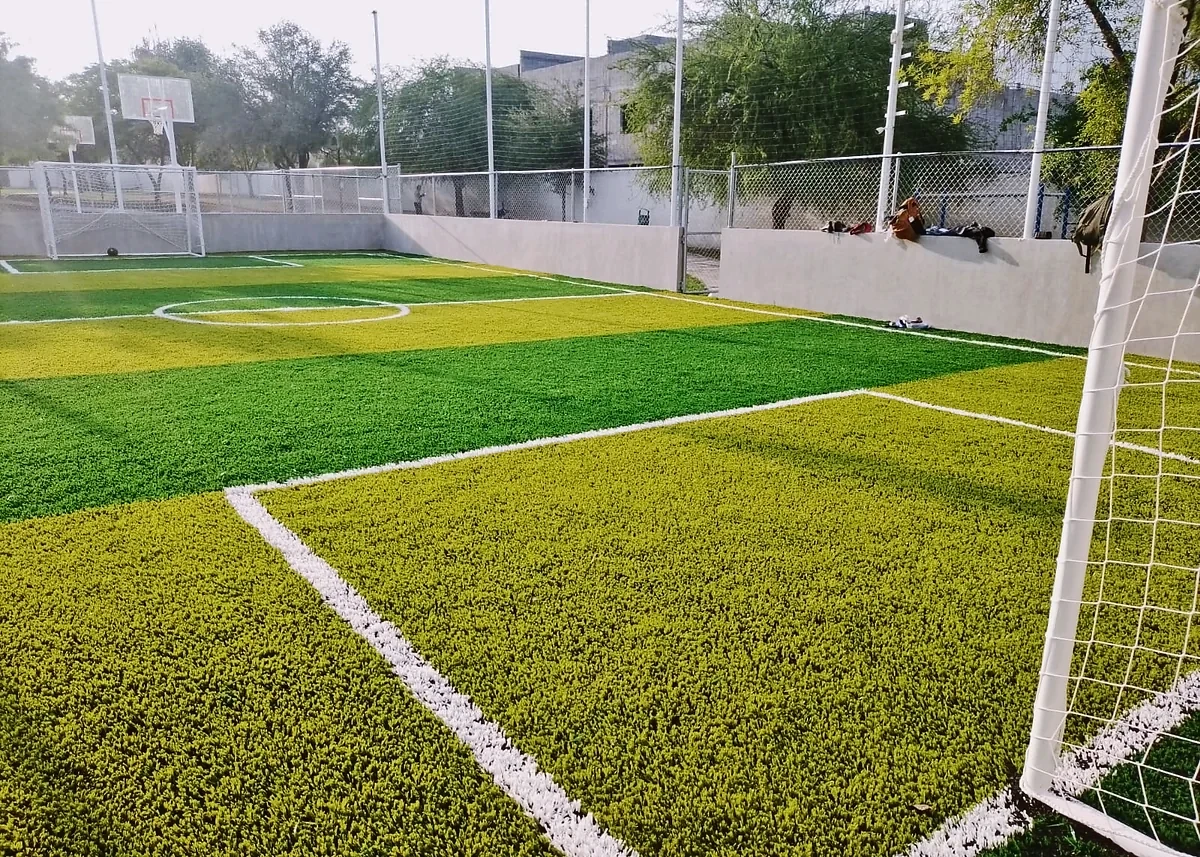 Detalle del pasto sintético de la cancha de fútbol rápido en Santa Catarina, Nuevo León