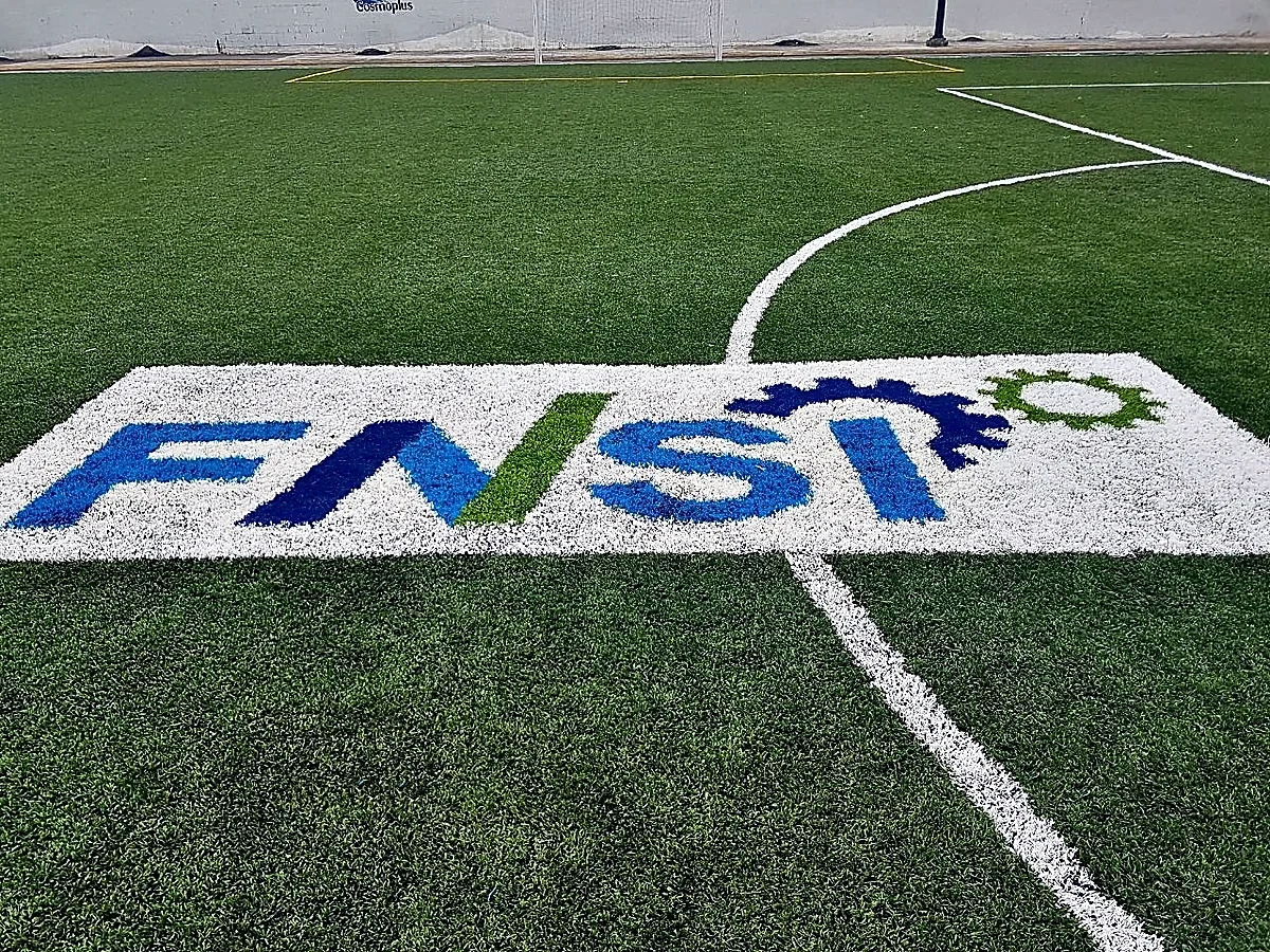 Cancha de fútbol soccer con pasto sintético en Deportivo Cosmoplus 1, Apodaca, Nuevo León: otra vista de la cancha
