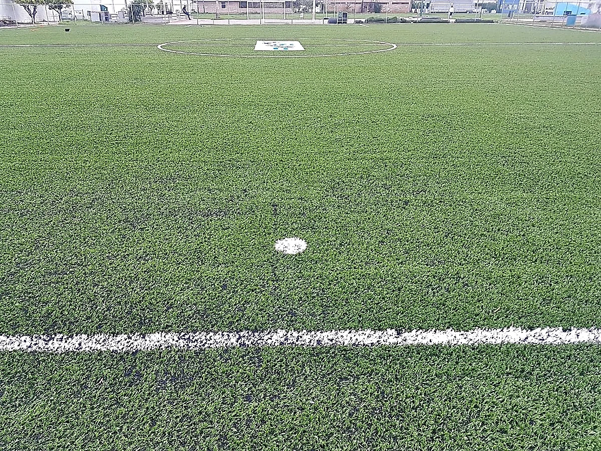 Cancha de fútbol soccer con pasto sintético en Deportivo Cosmoplus 3, Apodaca, Nuevo León: la cancha desde la línea lateral