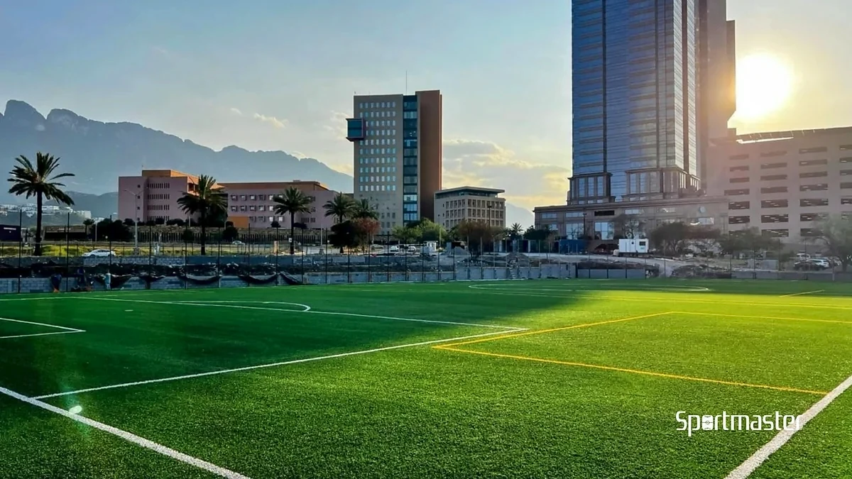Cancha de fútbol soccer con pasto sintético en Deportivo Local Legends, San Pedro Garza García, Nuevo León: líneas de juego insertadas en el pasto