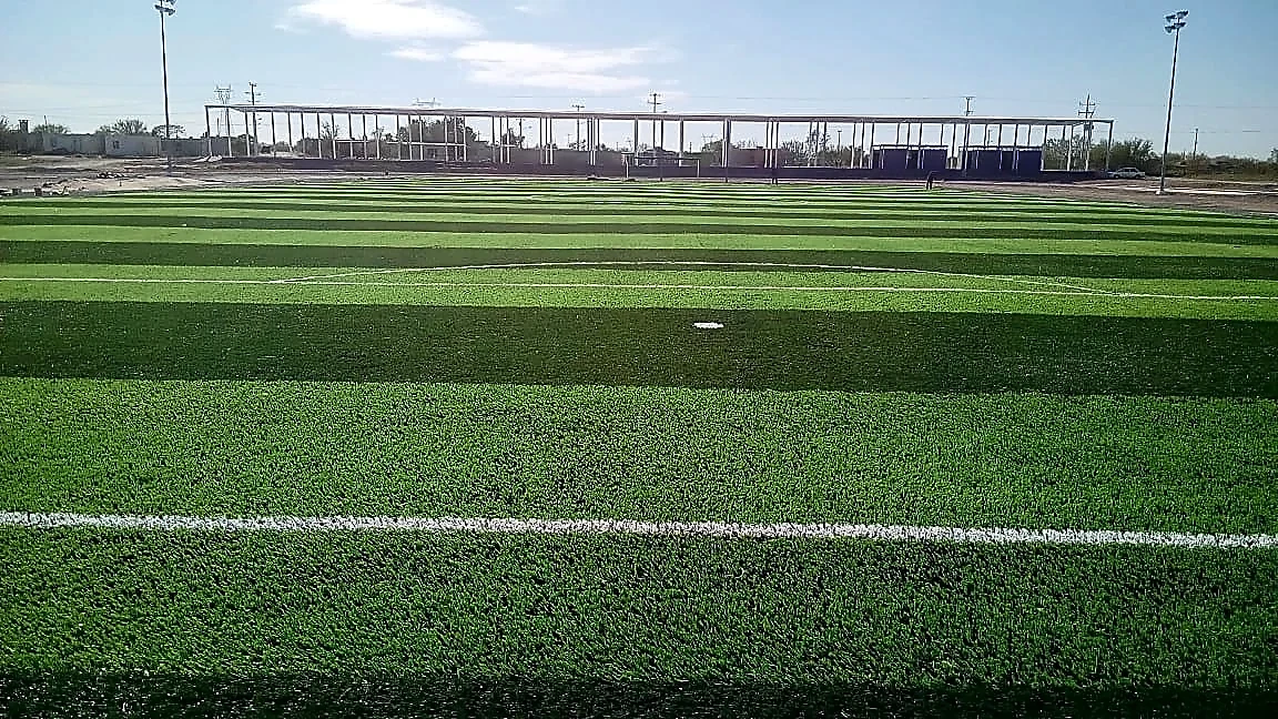 Cancha de fútbol soccer con pasto sintético en General Bravo, Nuevo León: otra vista de la cancha