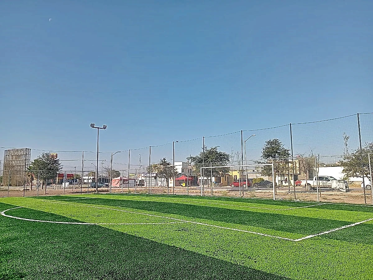 Cancha de fútbol soccer con pasto sintético en Macroparque San Martin Cantoral, Pesquería, Nuevo León: la cancha desdel fondo