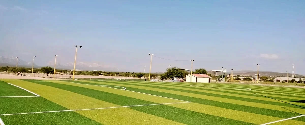 Cancha de fútbol soccer con pasto sintético en Mina, Nuevo León: otra vista de la cancha