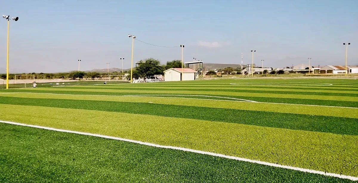Cancha de fútbol soccer con pasto sintético en Mina, Nuevo León: vista de la cancha y su entorno