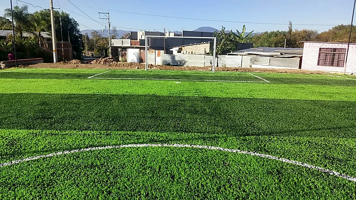 Cancha de fútbol 5 con pasto sintético en Campo Deportivo de Apasco, Oaxaca: la cancha desde la línea lateral