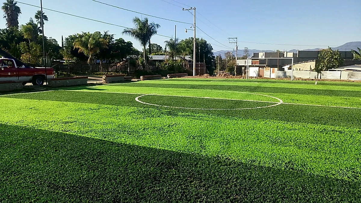Cancha de fútbol 5 con pasto sintético en Campo Deportivo de Apasco, Magdalena de Apasco, Oaxaca: líneas insertadas en el pasto sintético