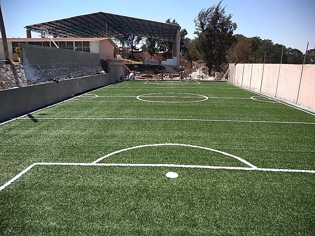 Cancha de fútbol 5 con pasto sintético en Escuela Primaria Alvaro Obregon, San Miguel el Grande, Oaxaca: otra vista de la cancha