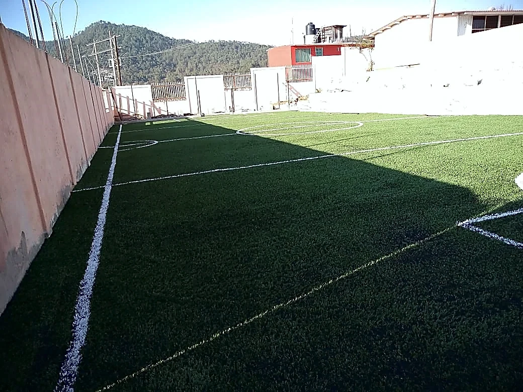 Detalle del pasto sintético de la cancha de fútbol 5 en San Miguel el Grande, Oaxaca