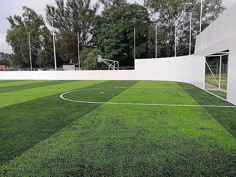 Detalle del pasto sintético de la cancha de fútbol 7 en Ánimas Trujano, Oaxaca