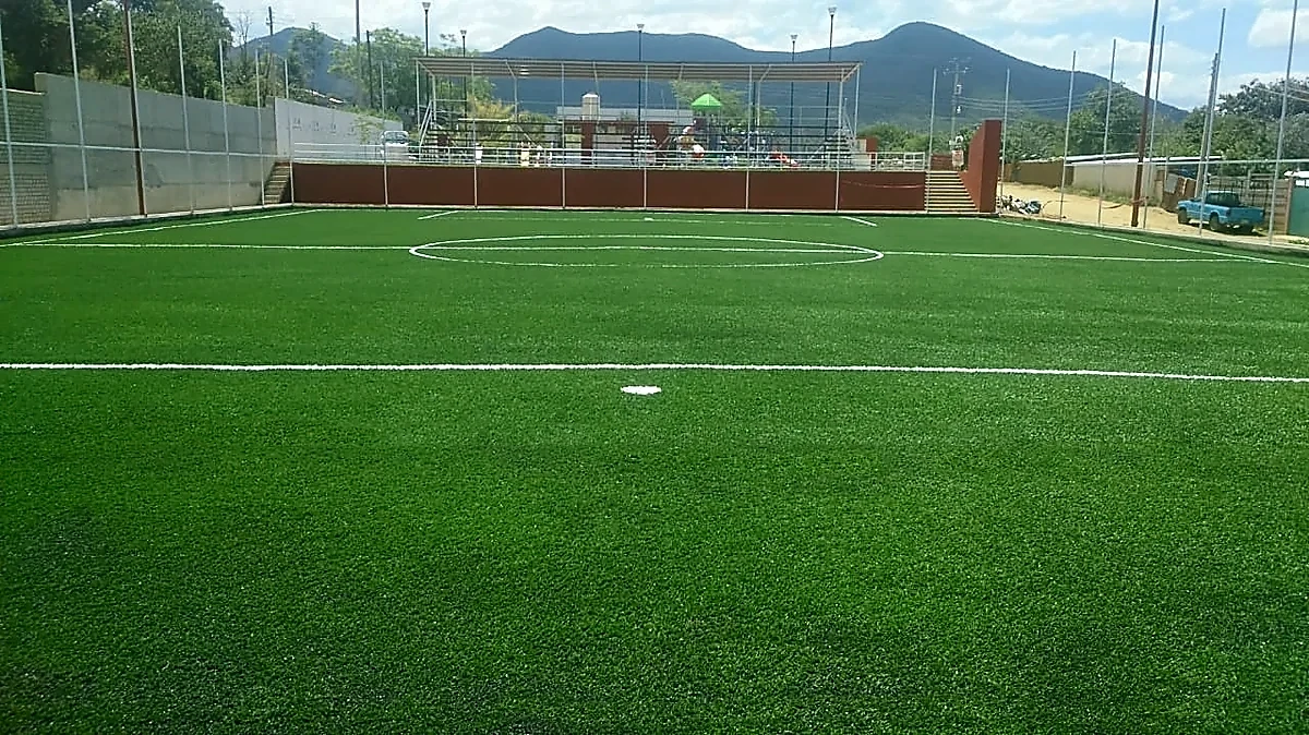 Cancha de fútbol 7 con pasto sintético en Campo Deportivo San Andres Huayapam, Oaxaca: líneas de juego insertadas en el mismo pasto