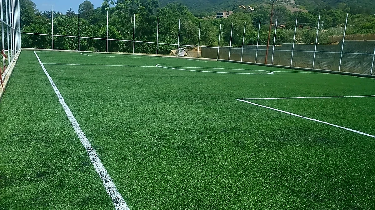 Cancha de fútbol 7 con pasto sintético en Campo Deportivo San Andres Huayapam, Oaxaca: otra vista de la cancha de fútbol 7