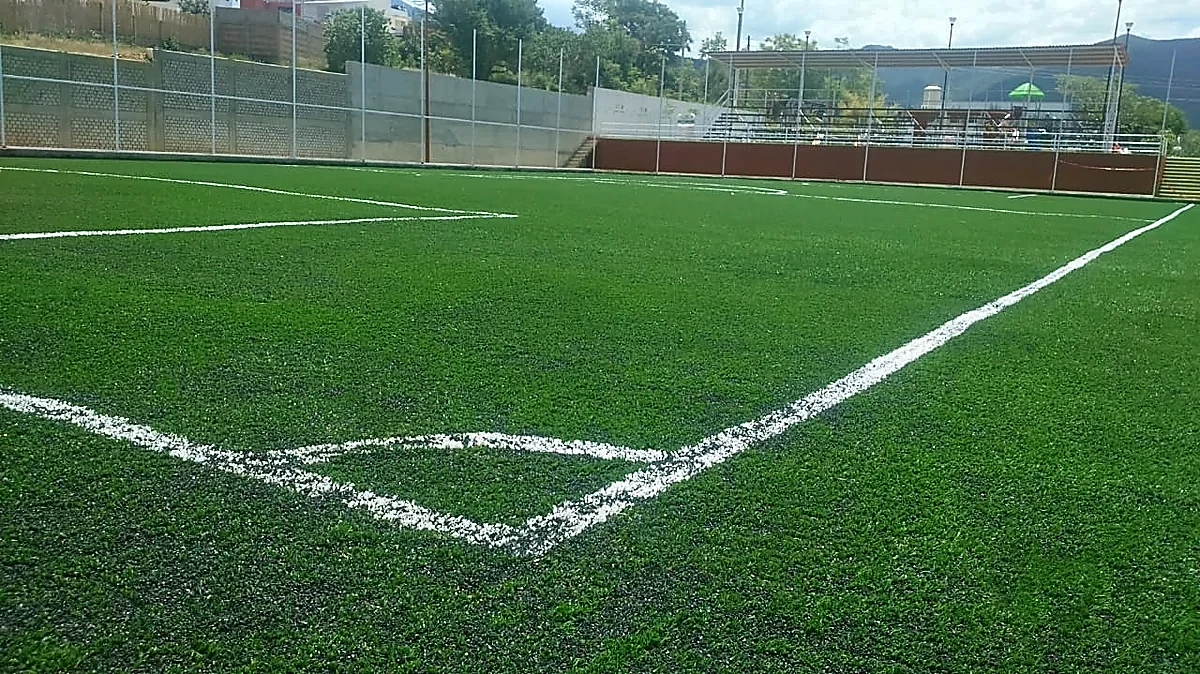 Detalle del pasto sintético de la cancha de fútbol 7 en San Andrés Huayápam, Oaxaca
