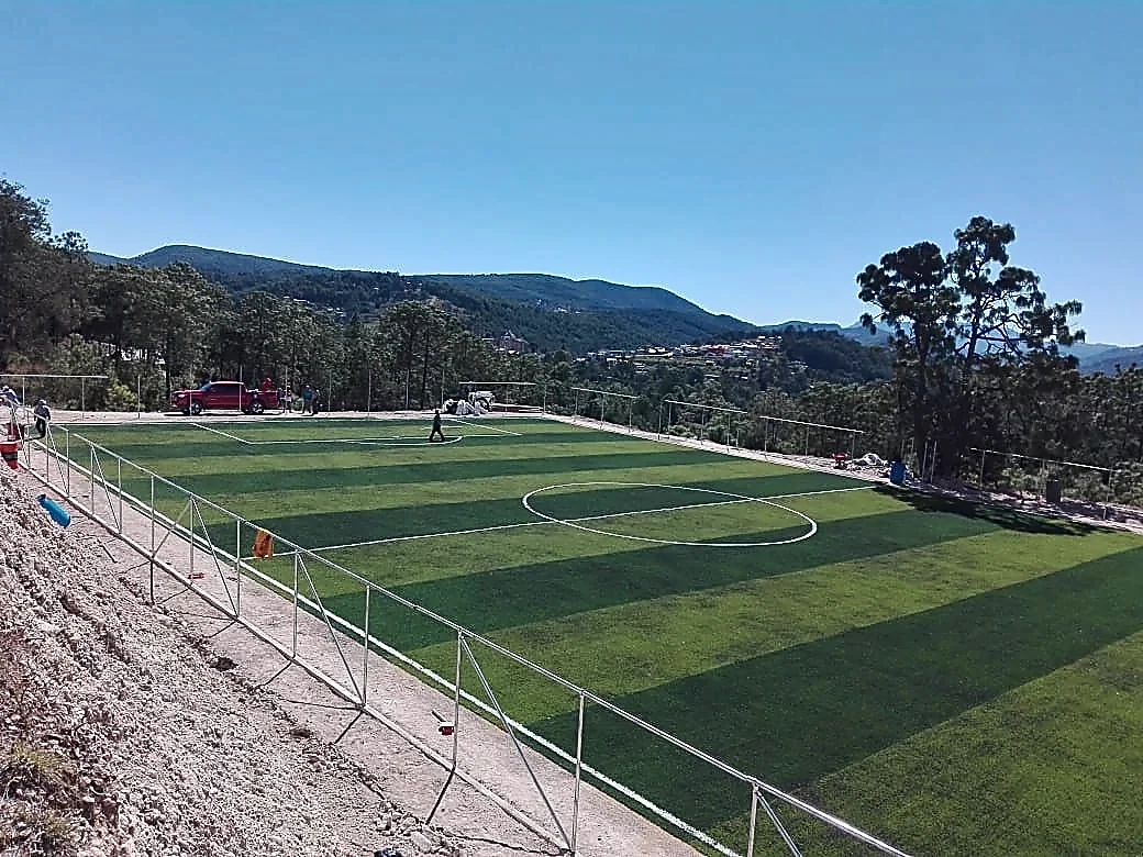 Detalle del pasto sintético de la cancha de fútbol 7 en Tlaxiaco, Oaxaca