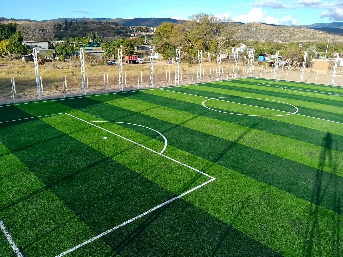 Cancha de fútbol 7 con pasto sintético en Parque Recreativo Infantil, Santiago Suchilquitongo, Oaxaca: la cancha desde la línea lateral