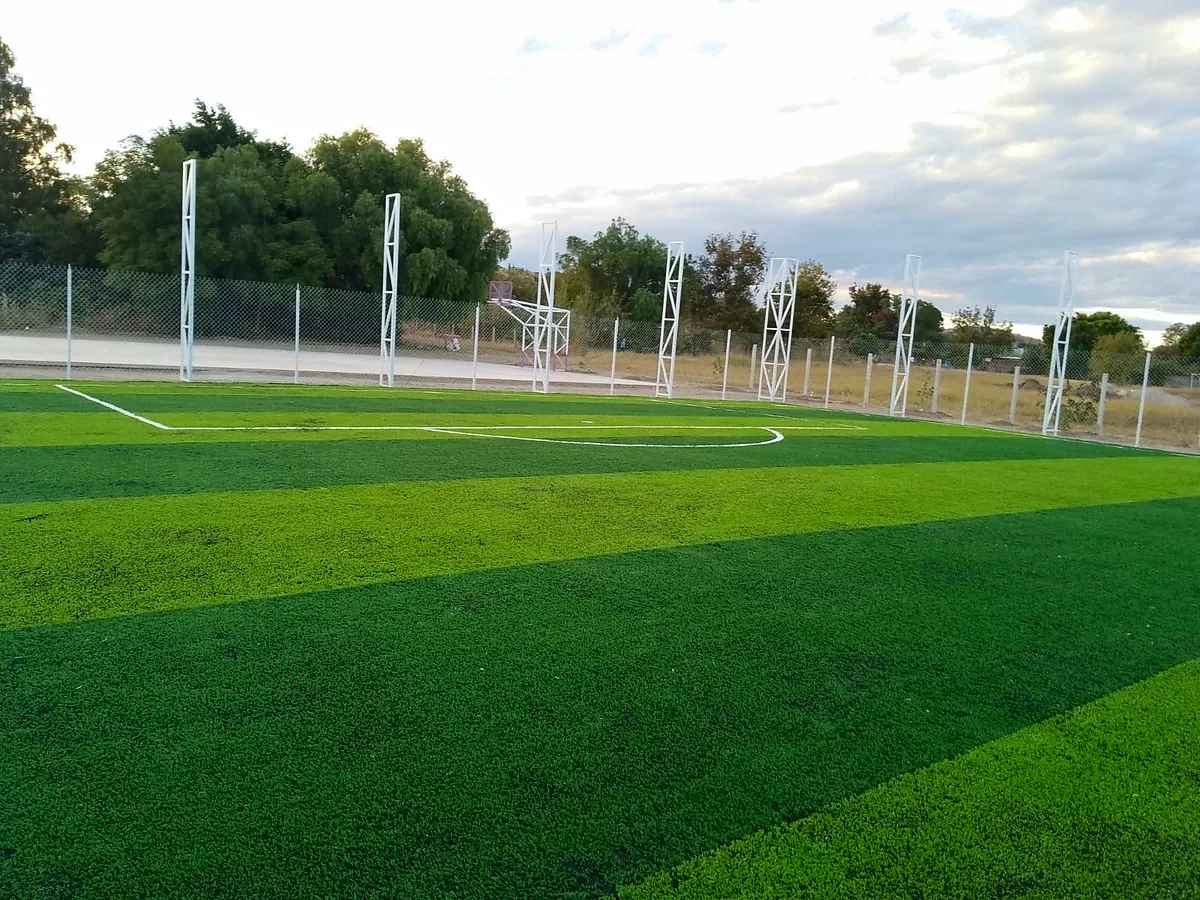 Cancha de fútbol 7 con pasto sintético en Parque Recreativo Infantil, Santiago Suchilquitongo, Oaxaca: otra vista de la cancha de fútbol 7