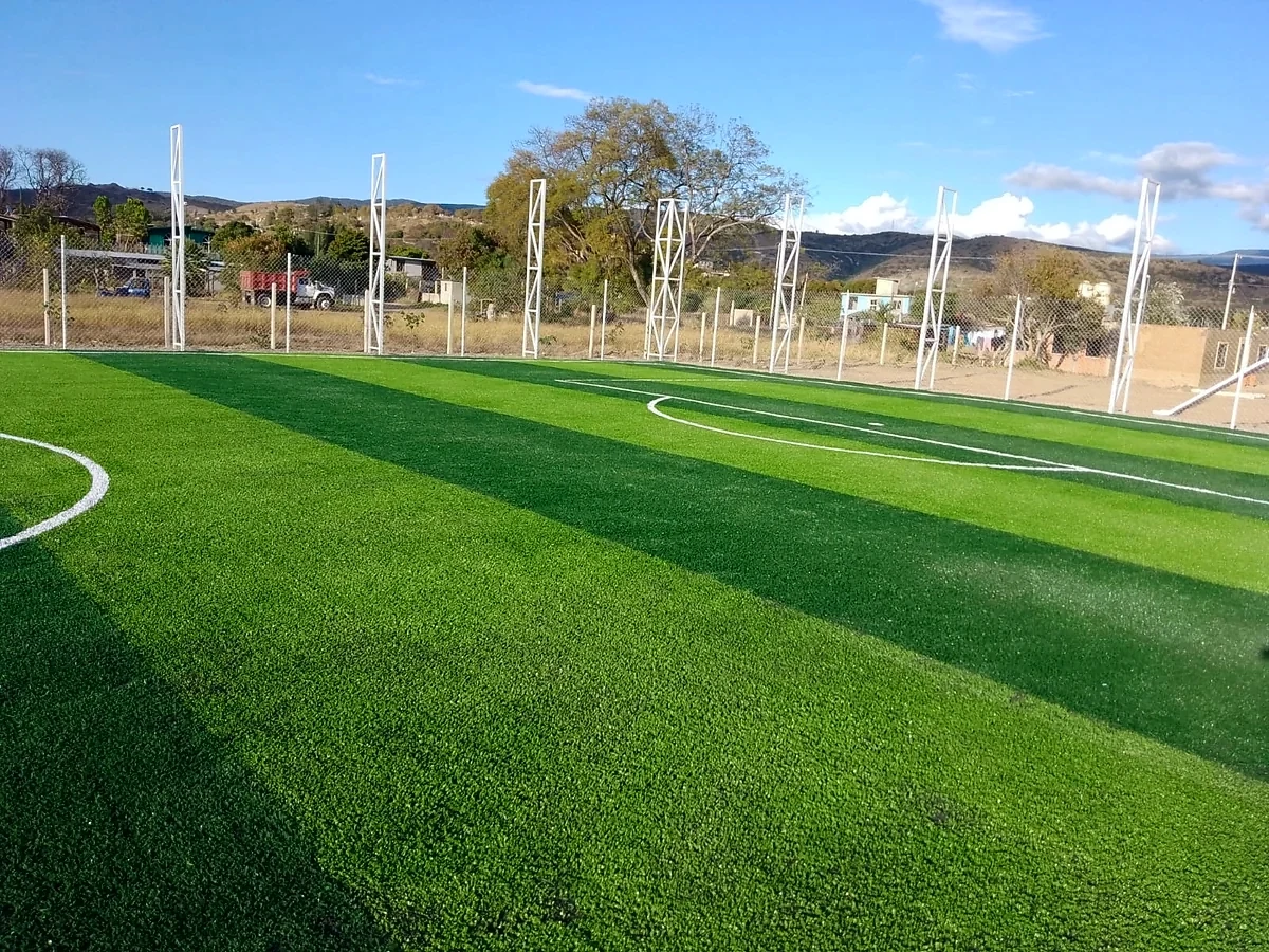 Cancha de fútbol 7 con pasto sintético en Parque Recreativo Infantil, Santiago Suchilquitongo, Oaxaca: pasto sintético deportivo recién cepillado