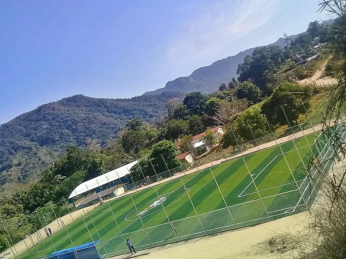 Detalle del pasto sintético de la cancha de fútbol 7 en Santos Reyes Nopala, Oaxaca