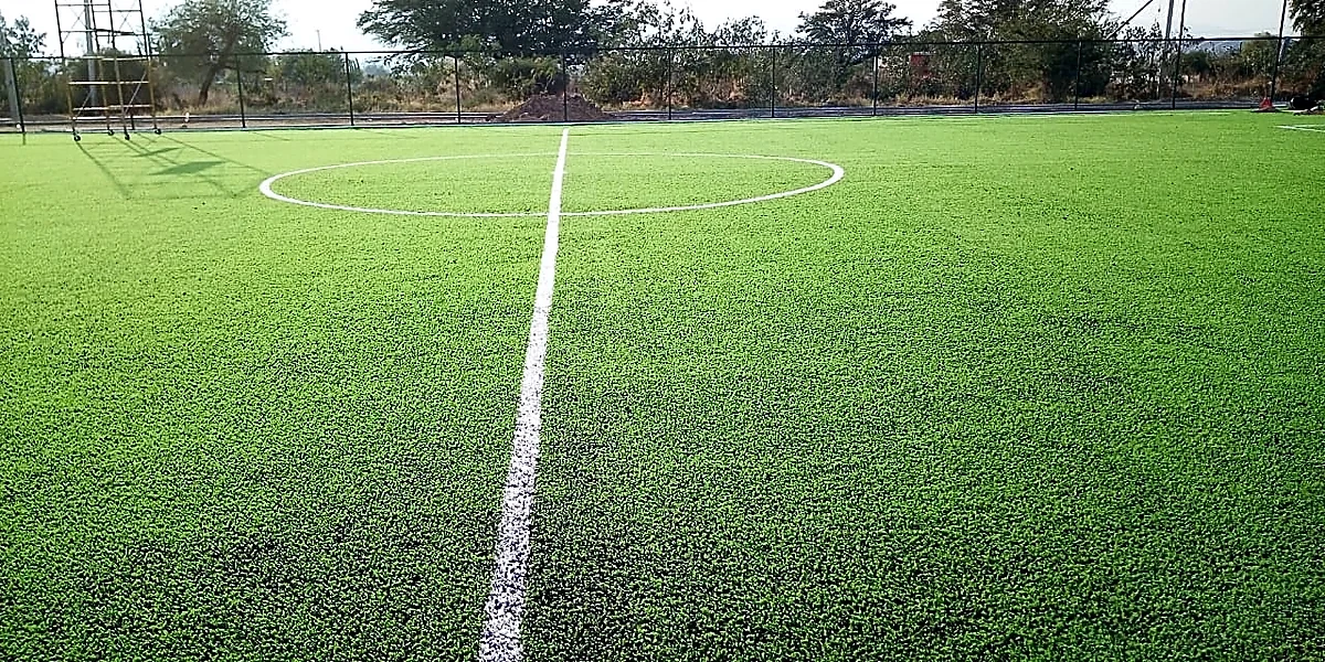 Cancha de fútbol 7 con pasto sintético en Unidad Deportiva Santa Maria Coyotepec, Oaxaca: otra vista de la cancha de fútbol 7
